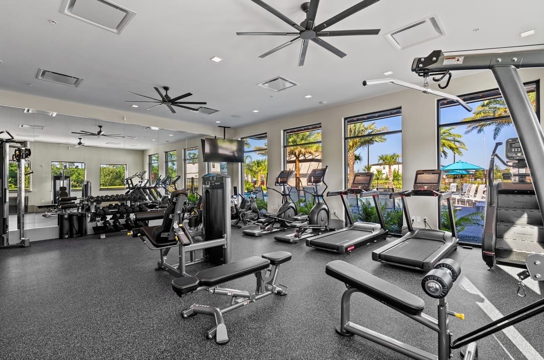 Paradiso Grande Resort — Fitness center overlooking the pool